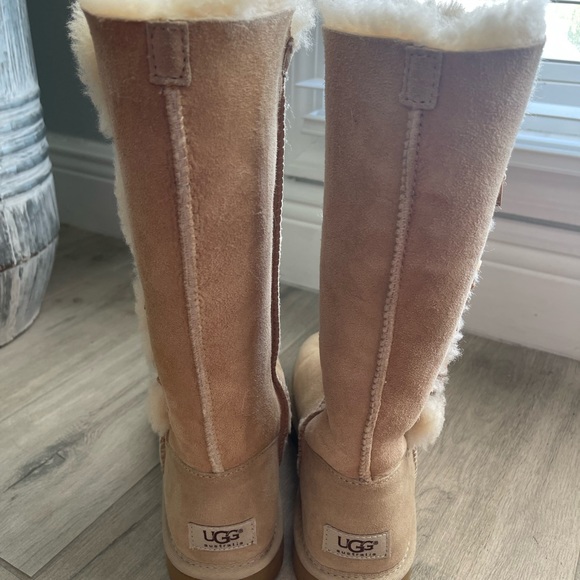 Ugg Boots W Bailey Button Triplet 1873 W/san Size 7 Women’s. Excellent condition - Picture 2 of 6